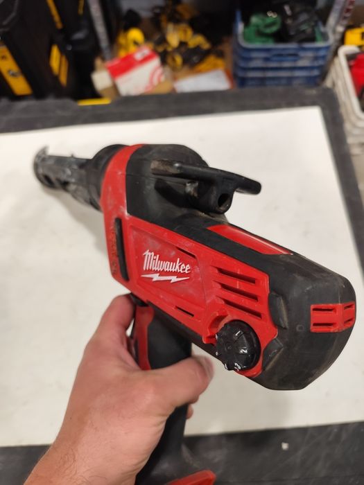 Акумулаторен пистолет за силикон Милуоки Milwaukee C18 PCG 18V