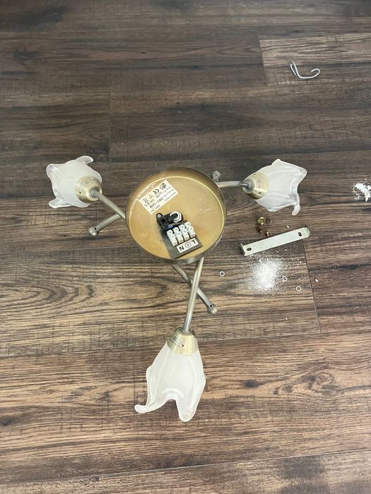 Продавам лампа за таван