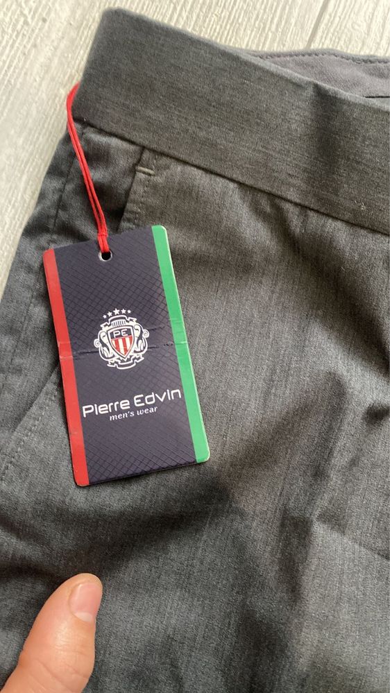 vand pantaloni noi pierre elegati  barbati 40 lei