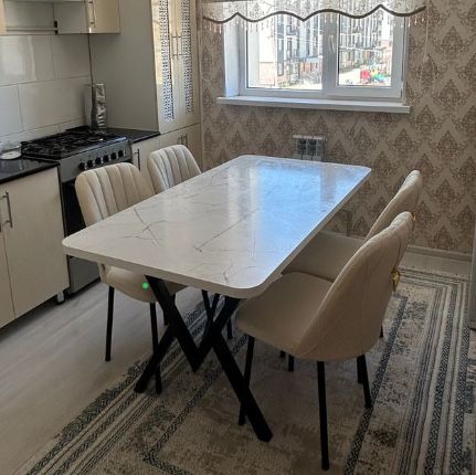 Продам стол со стульями почти новый . В идельном состоянии .