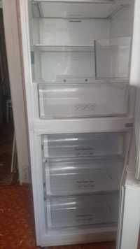 Холодильник бытовой, двух камерный в отличном состоянии.