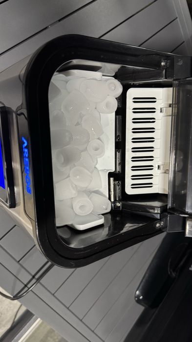 Aparat de facut cuburi de gheata . 12 kg pe zi