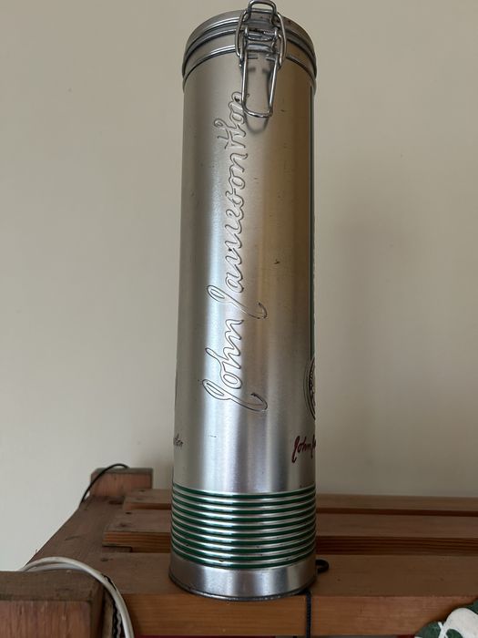 Стара метална кутия от уиски