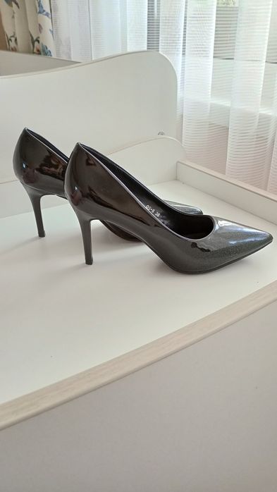 Дамски обувки на ток размер 38, много тъмно зелен оттенък към черно