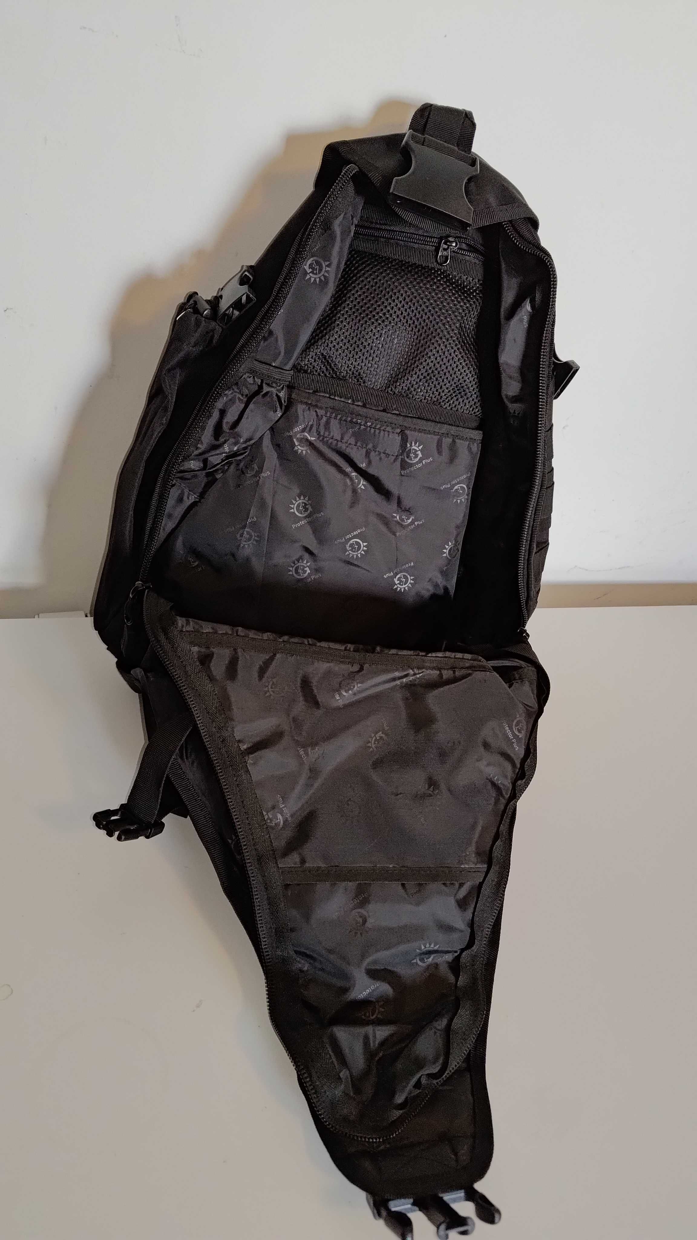 Rucsac negru tactic tip Sling Backpack pe un umar