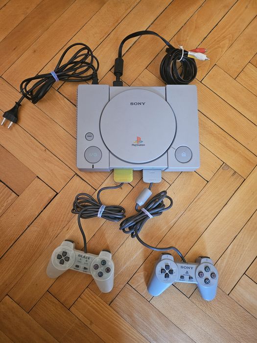 Sony PlayStation 1 (PS1) с 2 джойстика, оригинални кабели и игра
