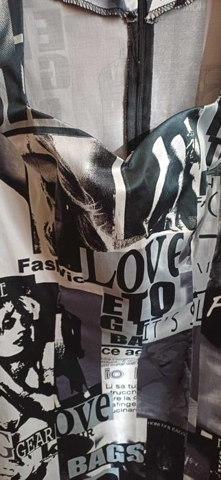 Екстравагантна рокля с надписи и картини, размер 42