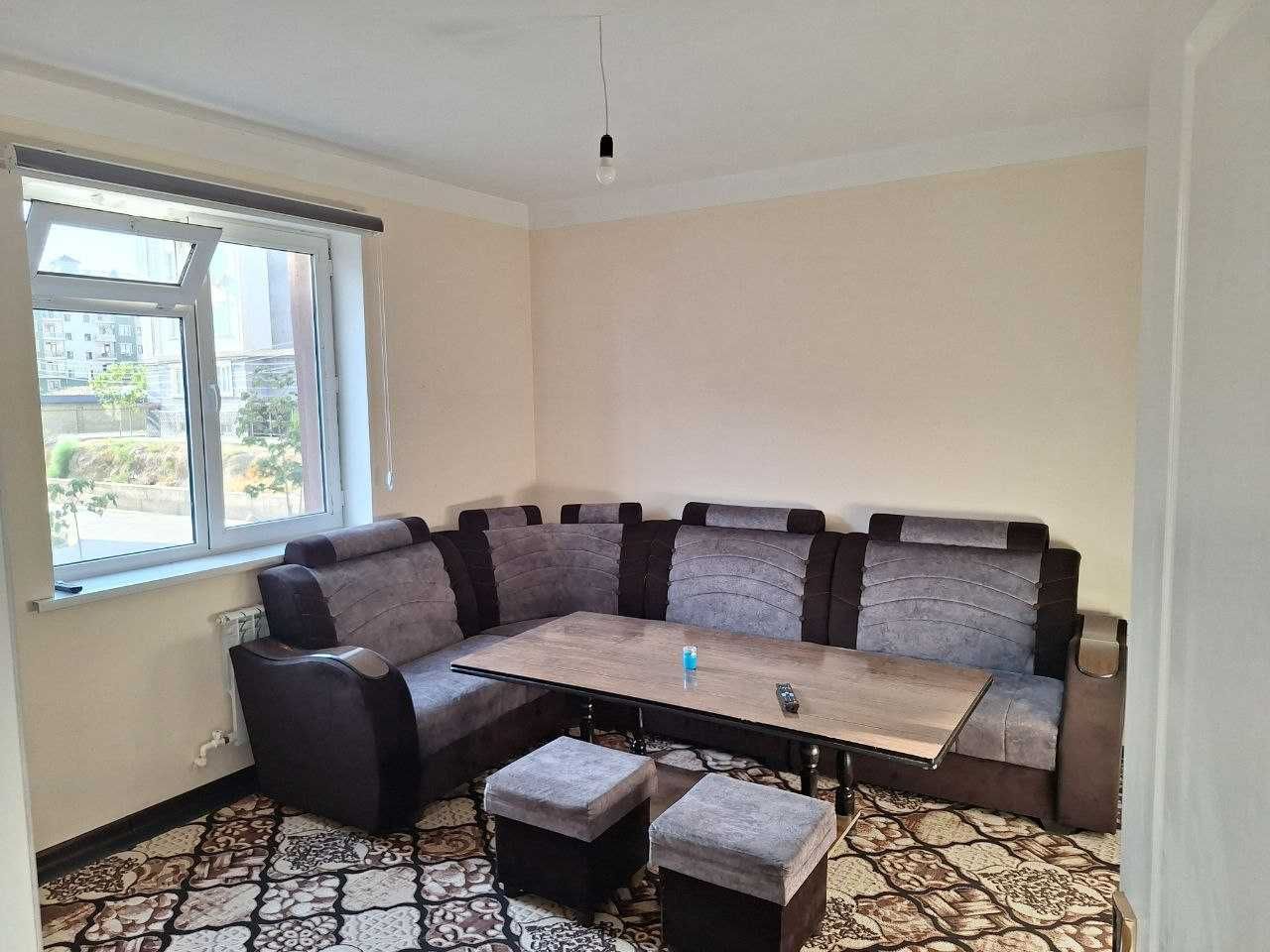 Kvartira sotiladi Yangi moshina bozor oldida 14000