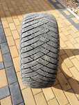 ОДНА шина 225/45 R17 - "GoodYear UltraGrip" (Германия), зимняя.