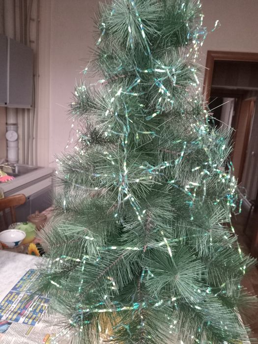 Продам  новогоднюю ёлку 90  и 50 см высотой и ёлочные игрушки,