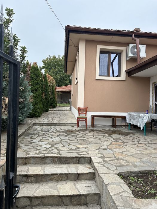 Къща в грат луковит