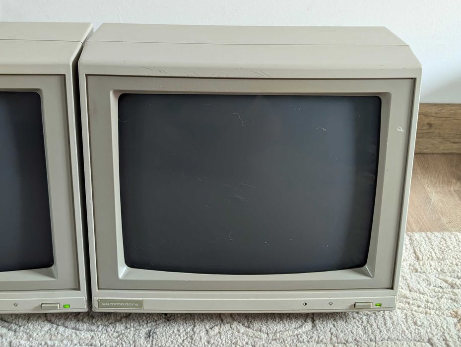 2 x Commodore = 350 LEi / RON