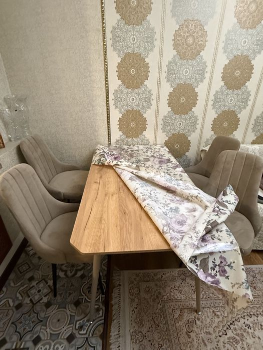 Кухонный стол со стульями.