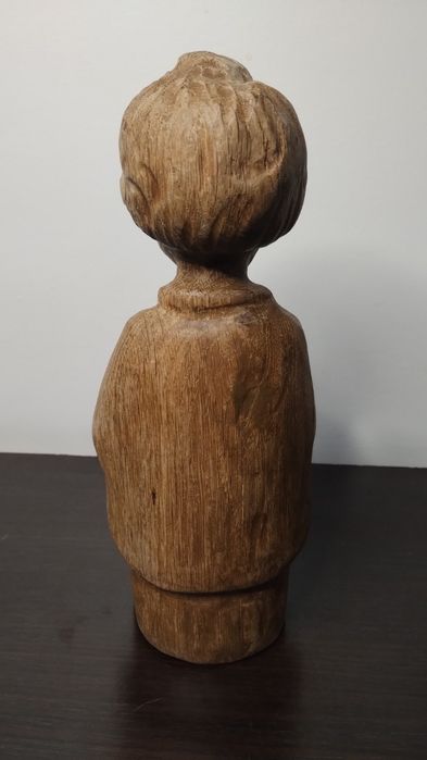 Изключително красива, дървена статуетка, фигура от дърво на момче.