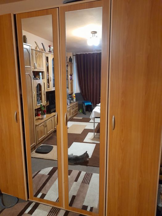 Vând canapea , șifonier, mobila living