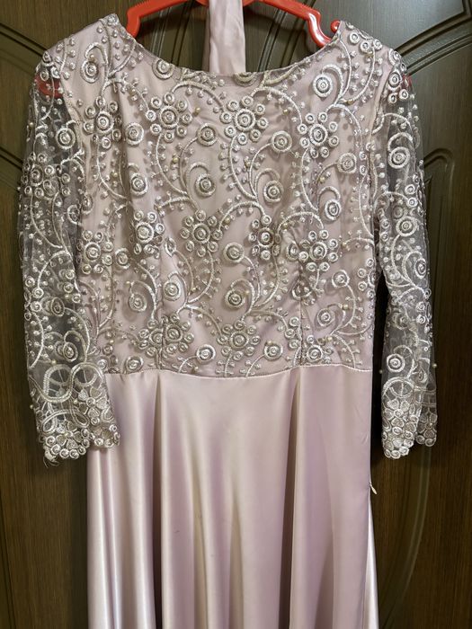 Платья б/у, недорого.