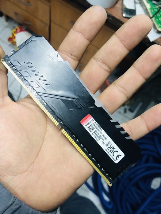 ddr 4 16 gb ozm yangi olganman 1 oy iwlagan rgb yonadi