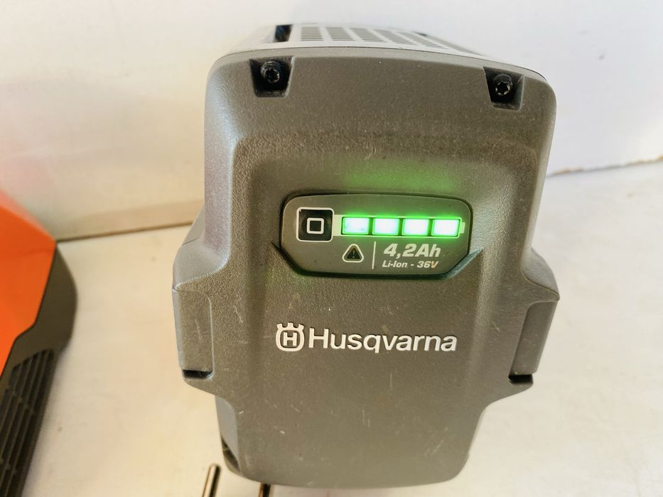 Husqvarna statie incarcate , incarcator si baterie , acumulator