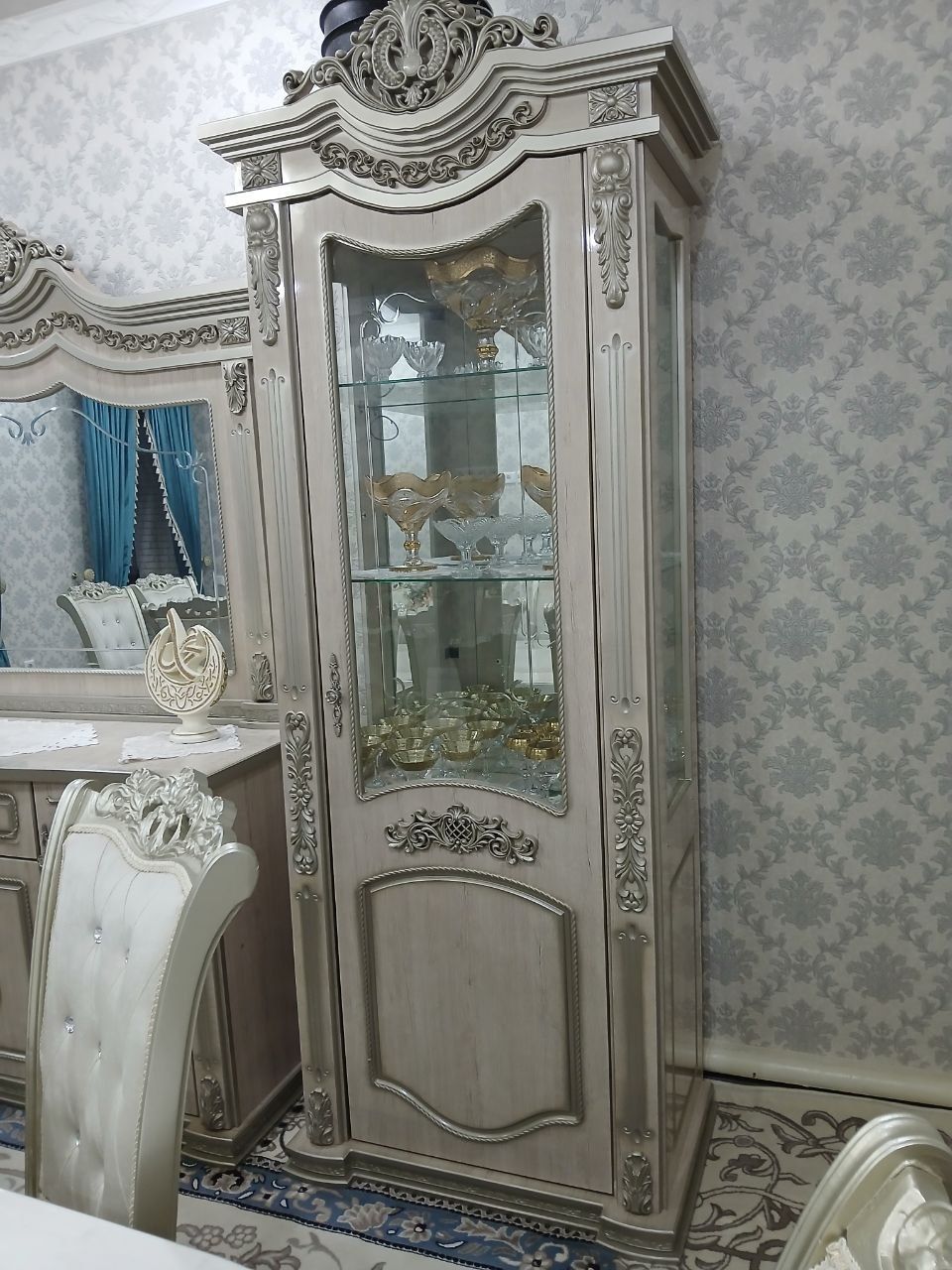 Стол стулья комод и шкаф