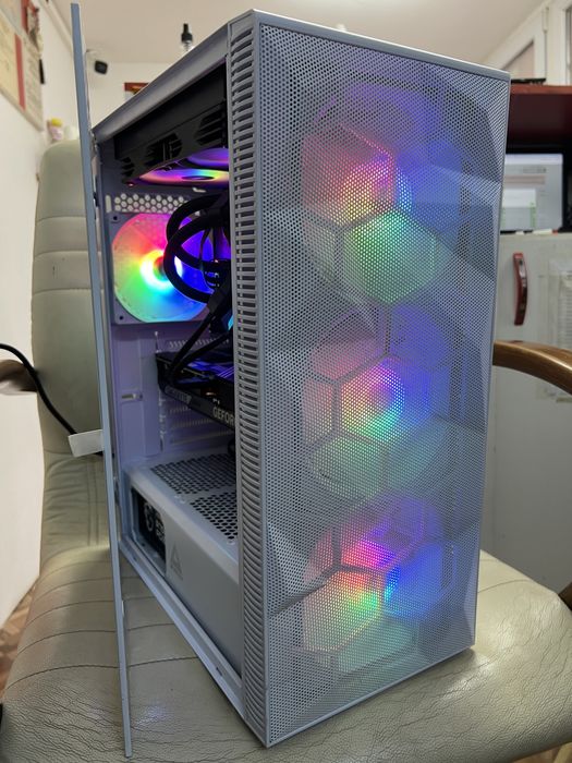 Calculator Desktop Gaming i7-13700K RTX 5070 64GB DDR5 4TB OFERTA