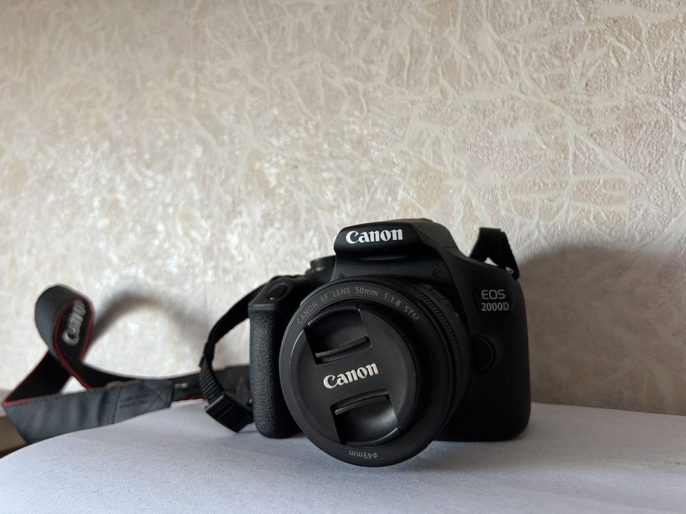 Фотоапарат Canon 2000d
