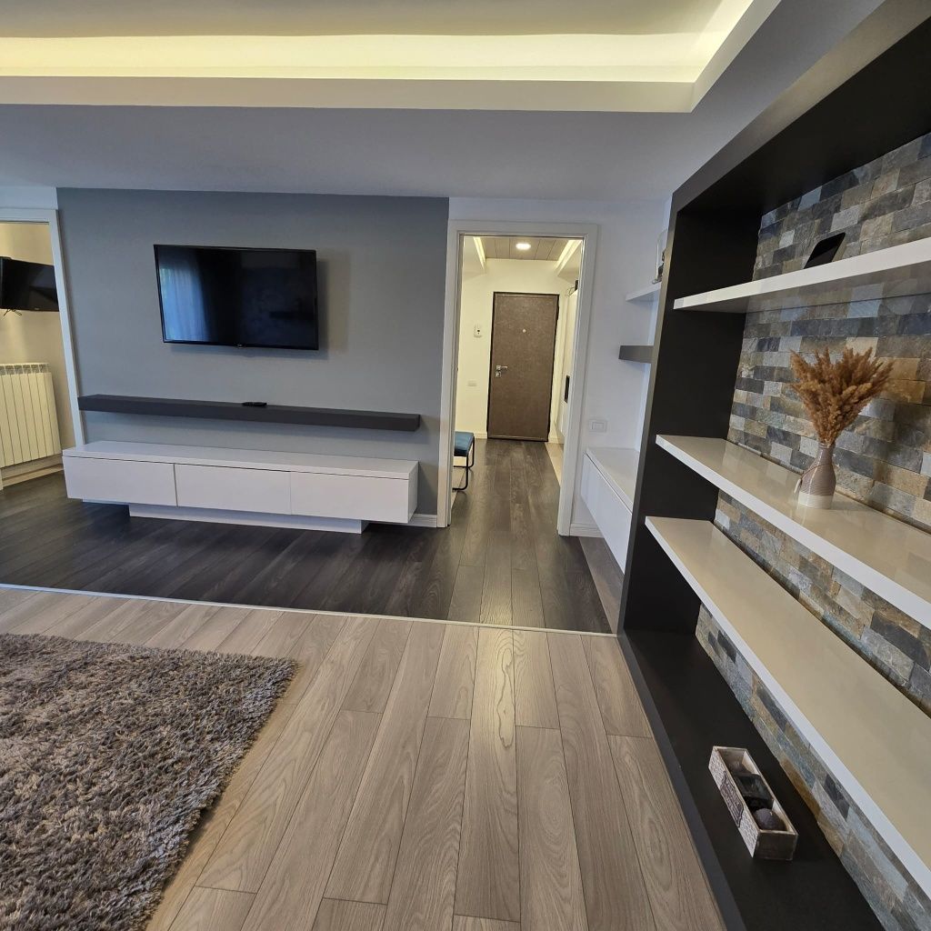 Apartament 3 camere mobilat si utilat de lux, et. 1 ,trilateral + boxa