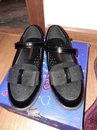 Pantofi negri lacuiti cu funda