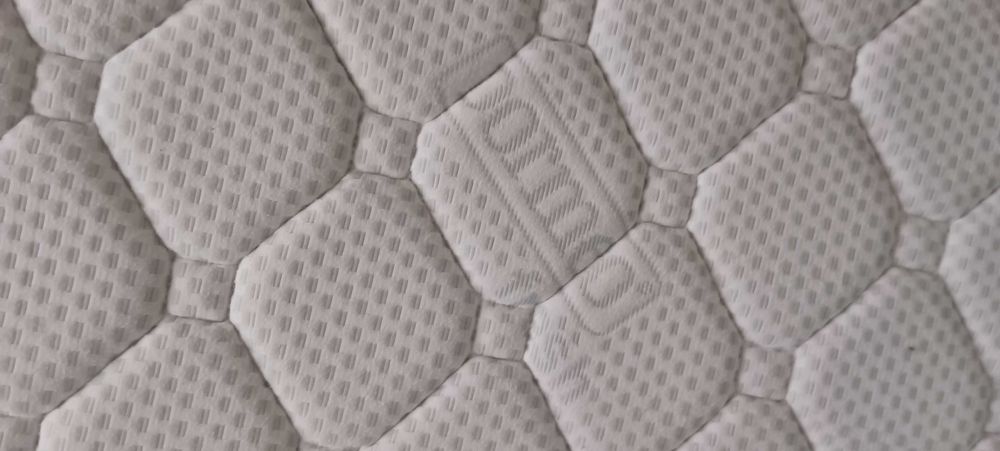 Спалня с матрак и подмтрачна рамка