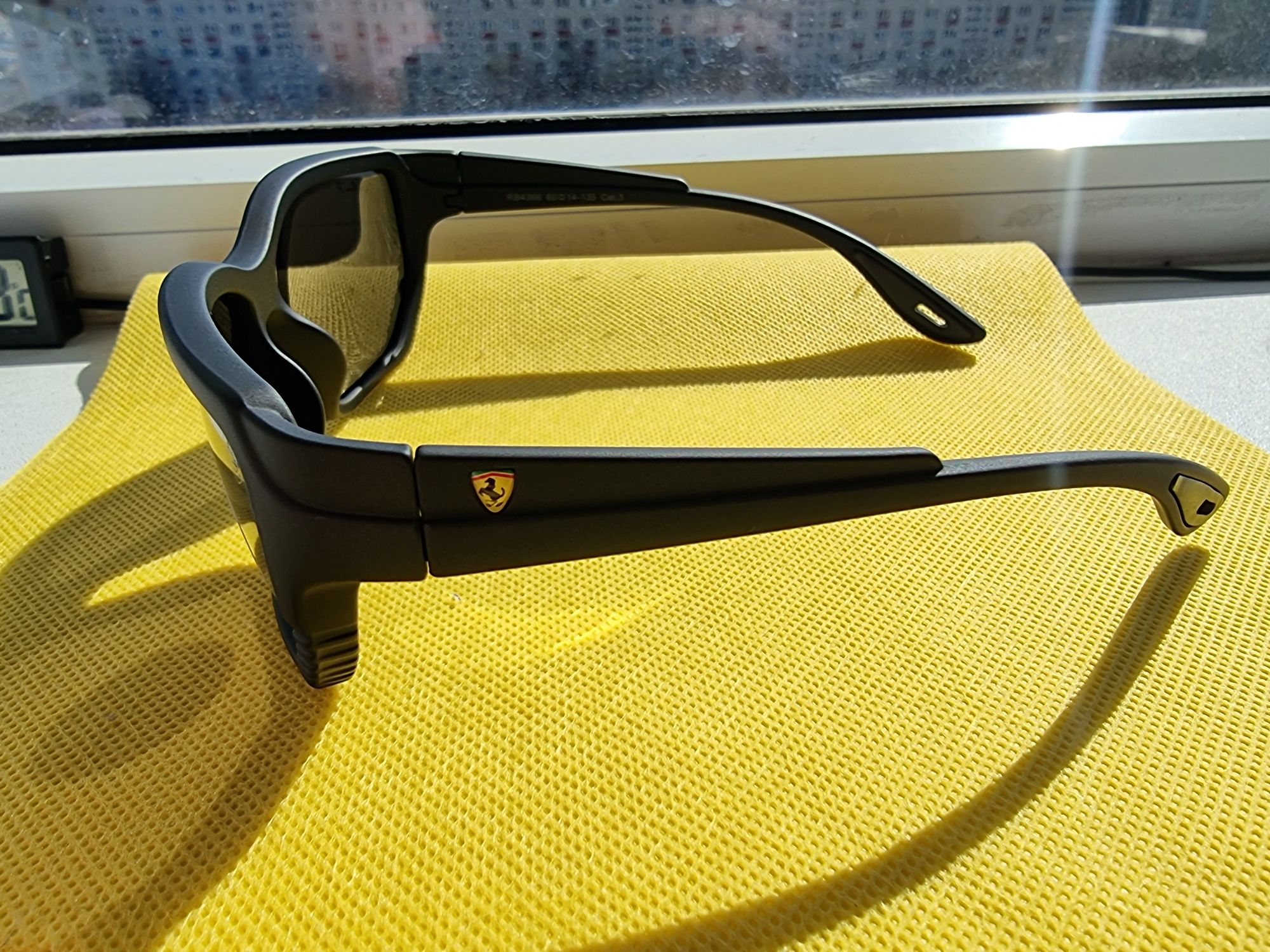 Ochelari de soare Ray-Ban RB4366 Ferrari Edition, polarizați