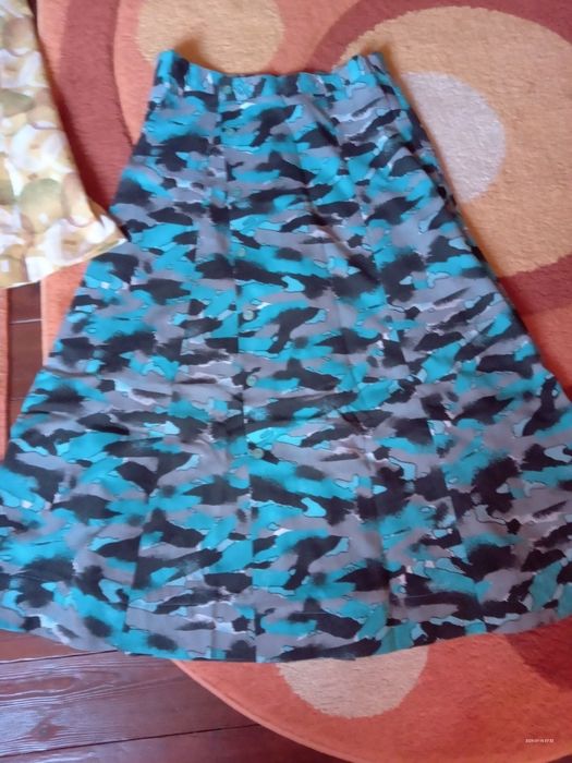 Vând fusta cu bluza de vara, rochii de vara
