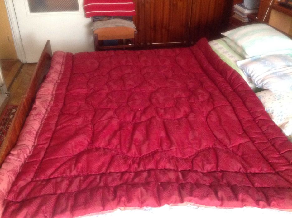 plapuma de 2 persoane in stare buna ,140 cm/180 cm,husa matasa