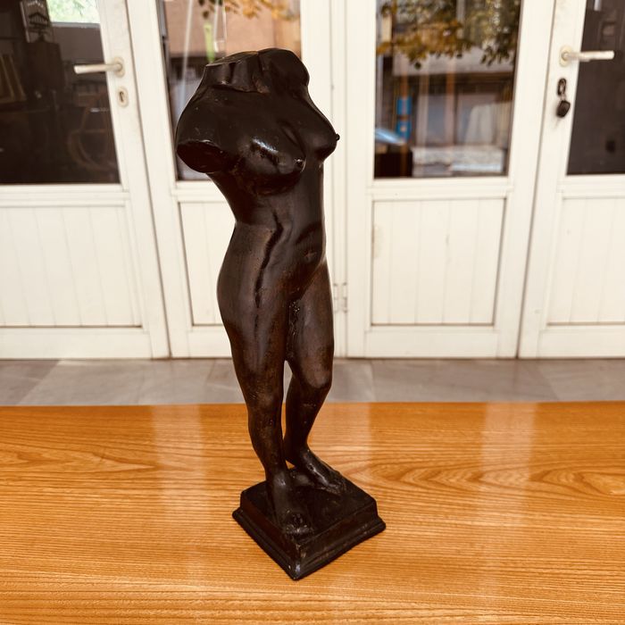 Бронзова скулптура “Женски торс” – изискан артистичен акцент