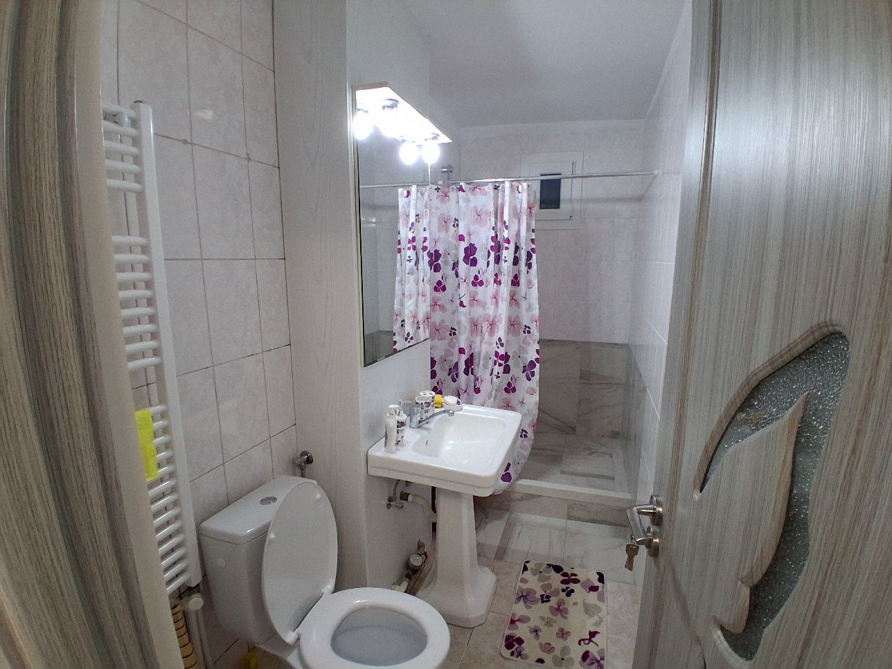 Închiriez apartament 2 camere,etaj 1,zona centrala,piața Moldovaei