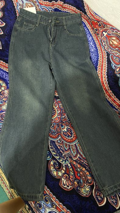 Джинсы абсолютно новые, с биркой. Отдам за 5000тг. Город Талдыкорган.