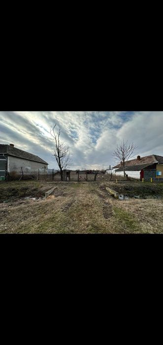 Loc de casă- intravilan - 929 mp-  front 23 ml