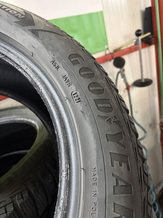 Vand anvelope de iarna Goodyear 235 55 R18 (3 buc)