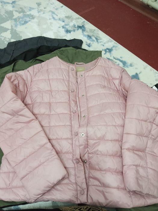 Продаётся женская куртка осенняя новая дождевик и хирургический костюм