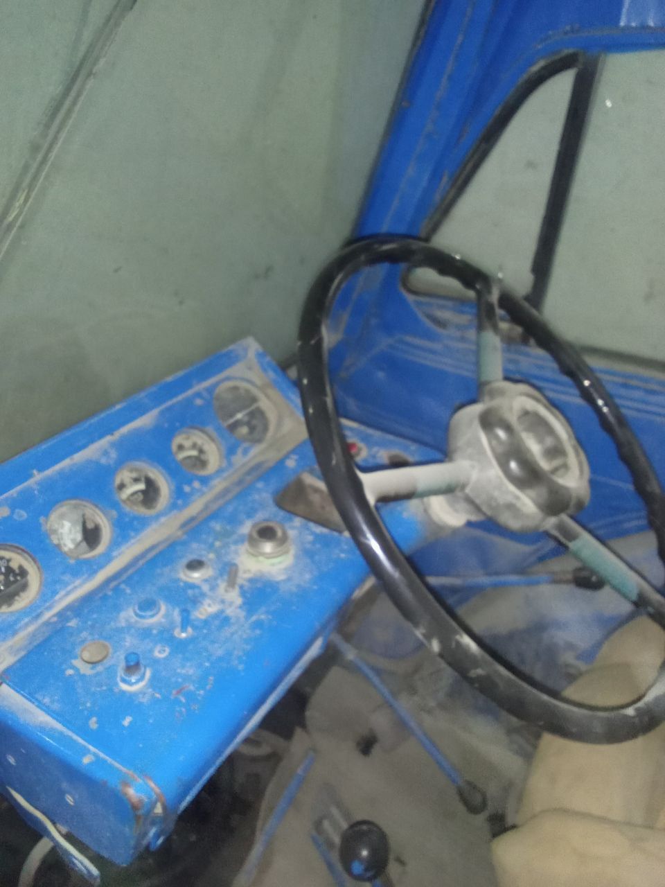 Tractor srochni sotiladi .+plug+chizil