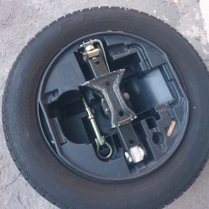 Roata de rezervă  cu cric și accesorii se vinde cu toate