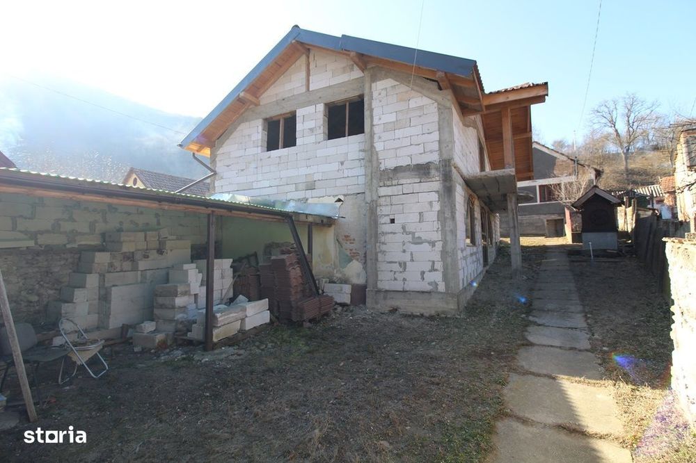 Vând gospodărie în Balomir (2 case), la 6Km de Hațeg, teren 761mp