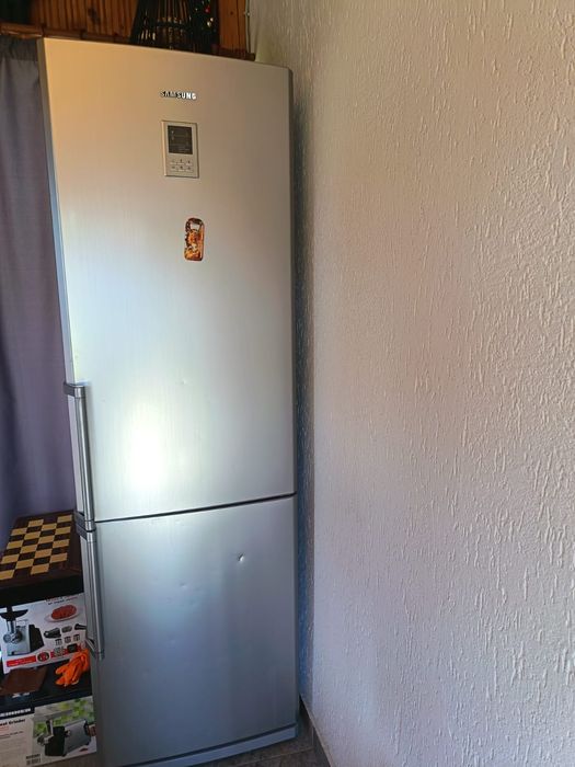Vând frigider cu congelator Samsung