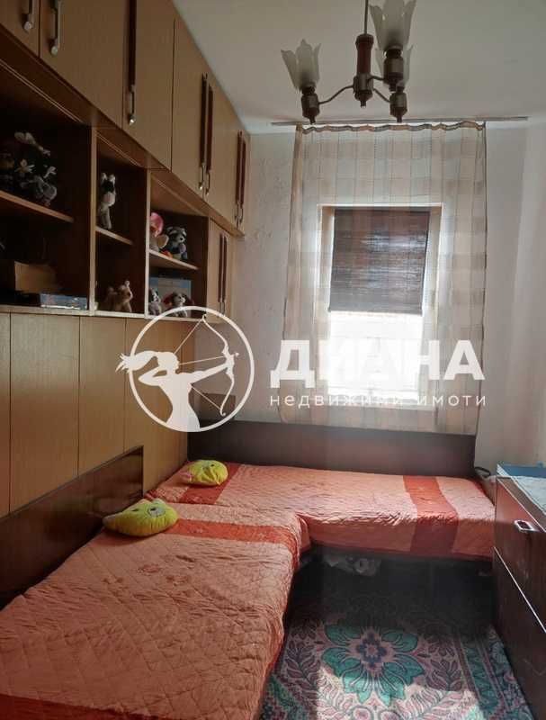 Тристаен, полуобзаведен, панелен апартамент, зад Хаджията Груев,Изгрев
