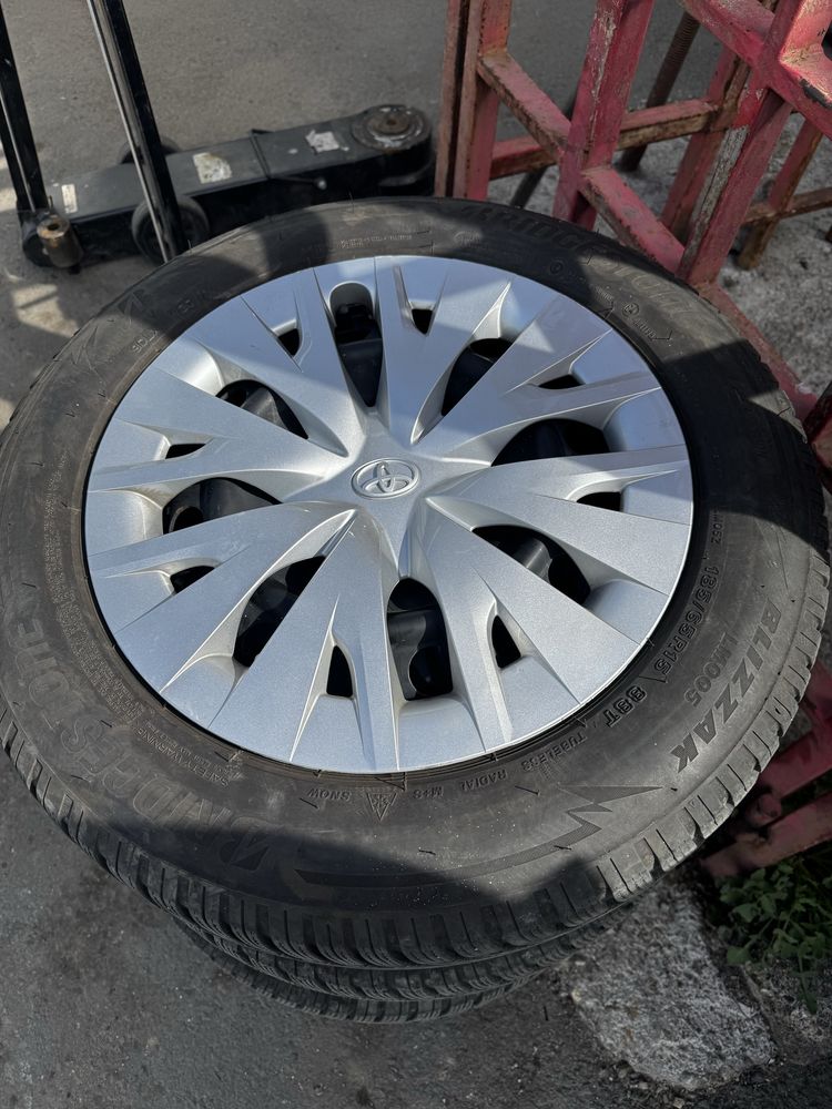 Оригинални джанти с гуми и тасове Toyota 5x100 15''