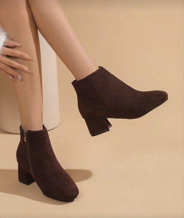 Дамски кафяви велурени боти с ток 38