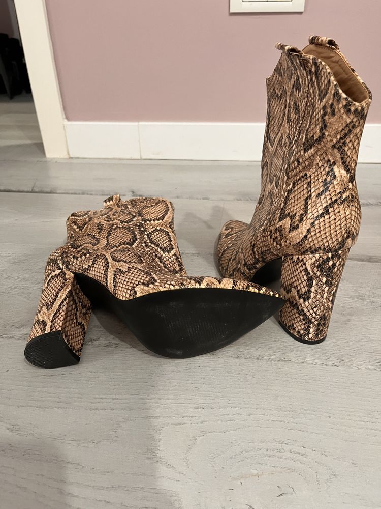 Vand botine noi animal print