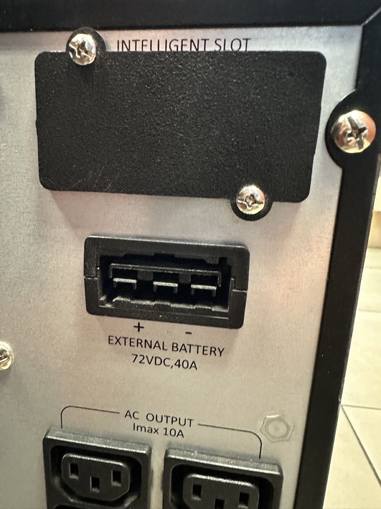 UPS 3000 VA 2700 Watts работещ с нови батерии