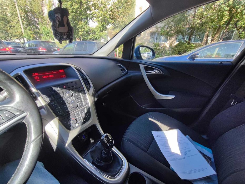 Opel Astra J 2011 – benzinar aspirat 1.6, 116 cai, culoarea cerului