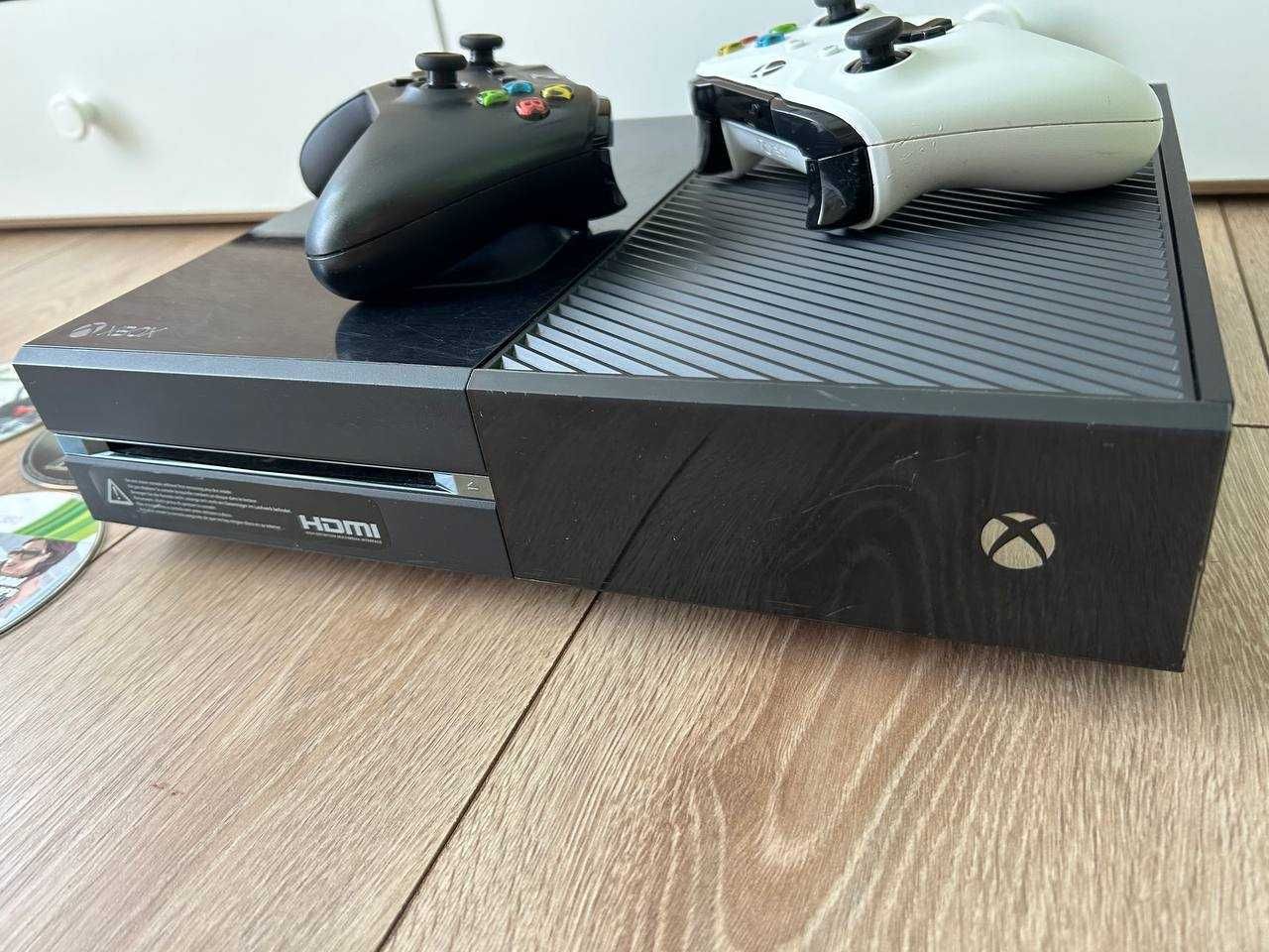 Xbox One + 2 Контролера и Няколко Игри