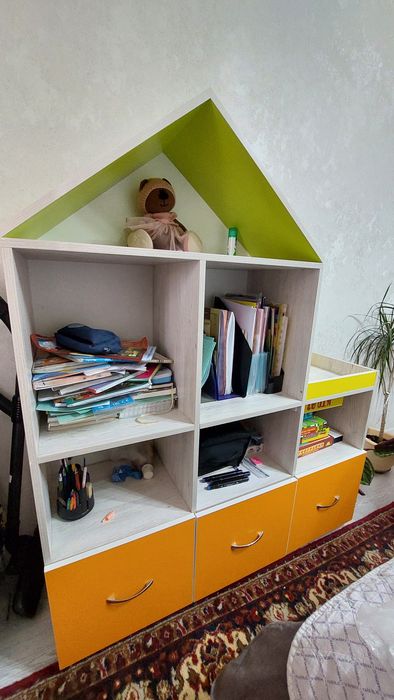 Книжная полка в виде домика