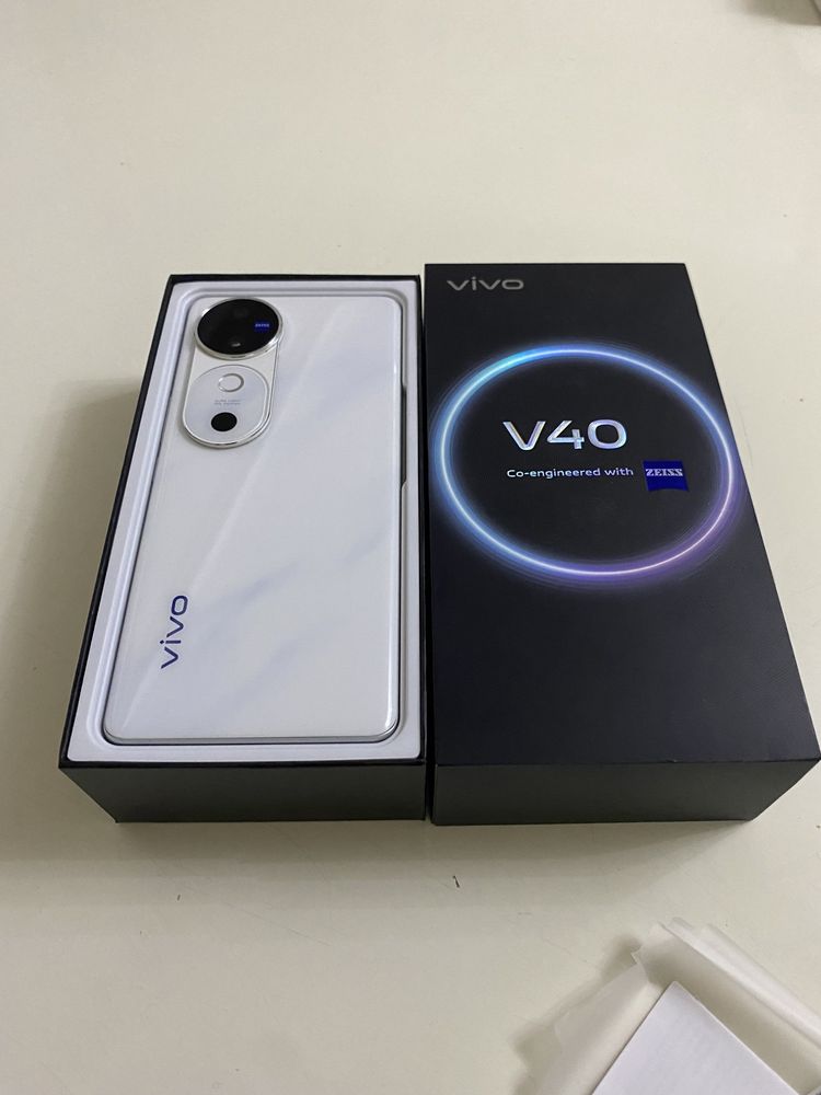 V40. Vivo. 5G.   12+12+256.